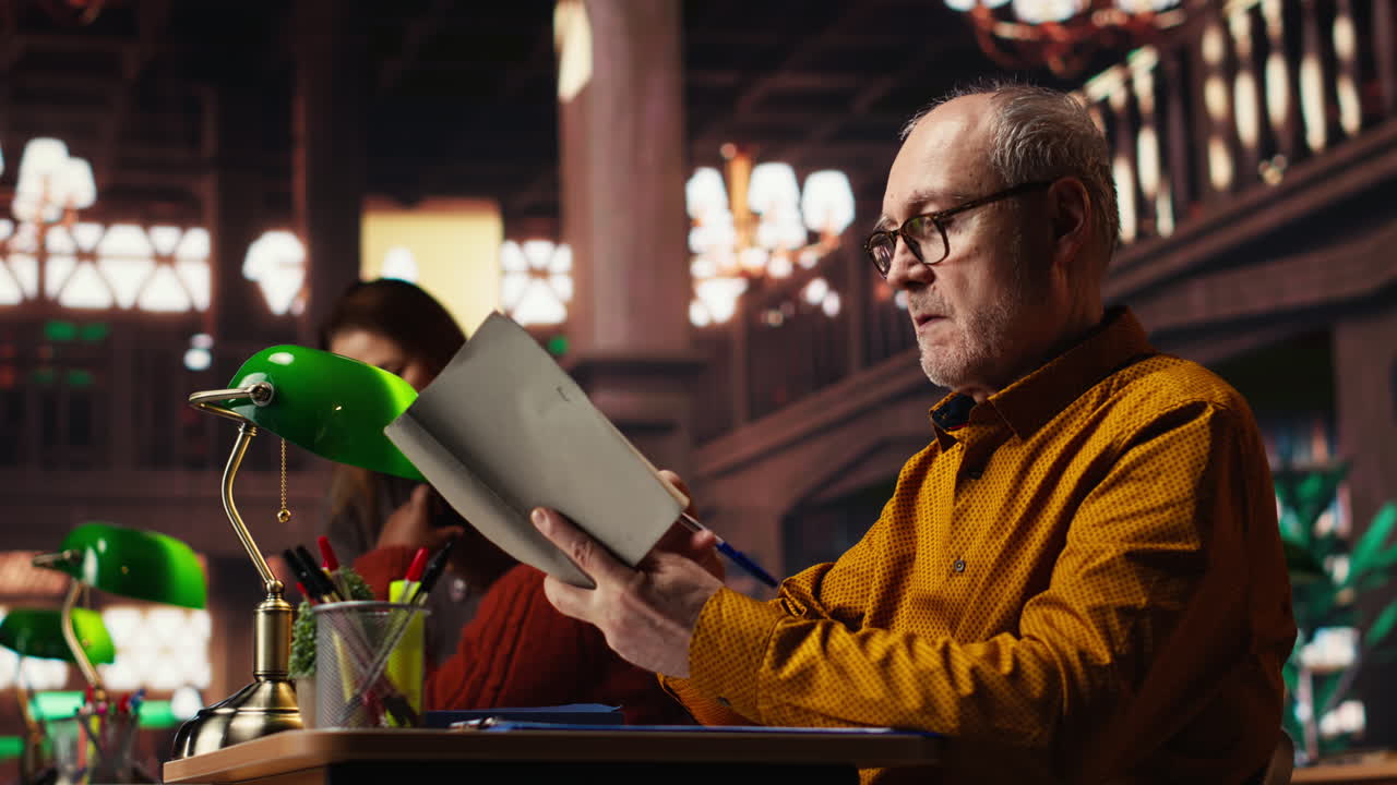hombre leyendo un libro en una biblioteca