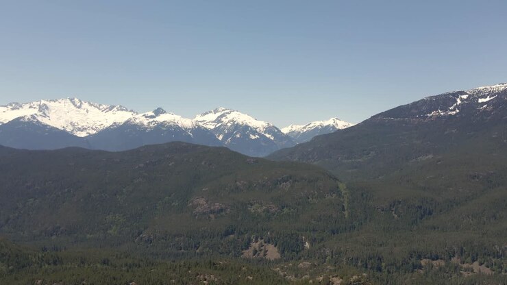 Filmato drone delle lontane montagne innevate a Squamish in BC, Canada
