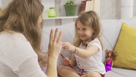 Una-Niña-Inteligente-Está-Jugando-Acertijos-Con-Su-Madre.