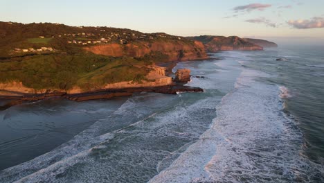 Felsige-Klippen-Der-Tölpelkolonie-Von-Muriwai-Mit-Blick-Auf-Den-Muriwai-Strand-In-Auckland,-Neuseeland