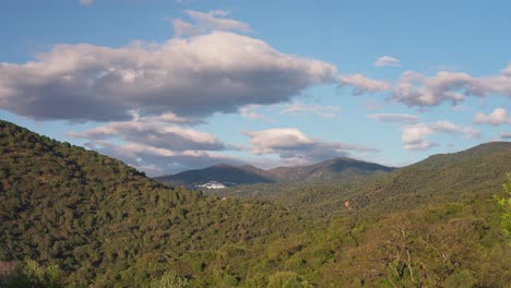 nubes moviéndose sobre un pequeño pueblo en el campo