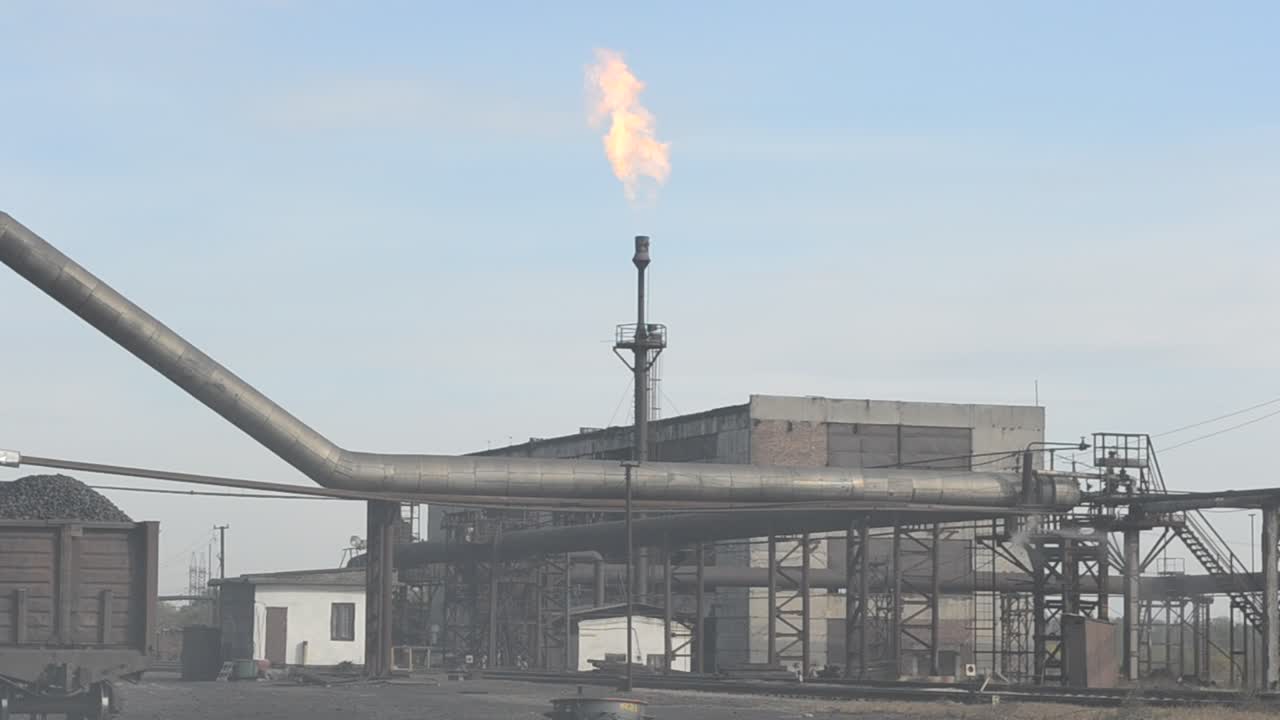 Industrielt anlegg med røyk