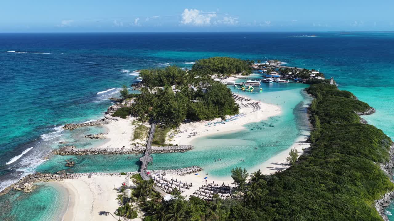 Ilha Blue Lagoon em Nassau, Nova Providência, Bahamas. Paisagem de praia. Tons de azul em aquarela. Destino de viagem. Ilha Blue Lagoon em Nassau, Nova Providência, Bahamas. Paisagem marinha natural