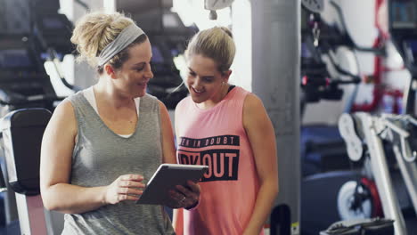 Eine-Frau,-Die-Im-Fitnessstudio-Ein-Digitales-Tablet-Benutzt