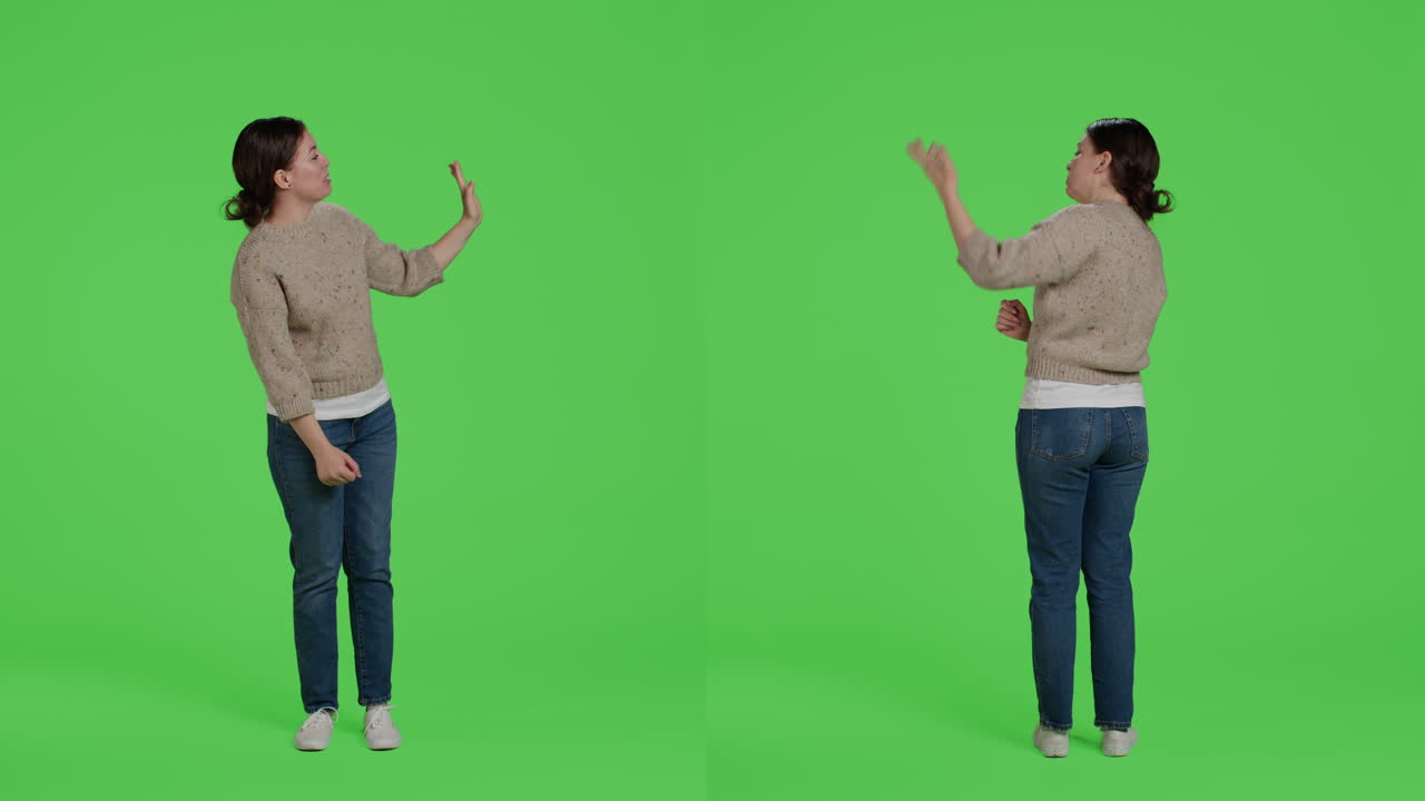 녹색 스크린에서 진행하는 여성