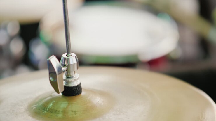 Il batterista colpisce con le sue bacchette in primo piano. Video HD.