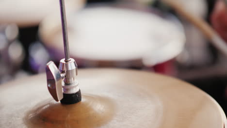 el baterista golpea con sus palillos cerca de video hd