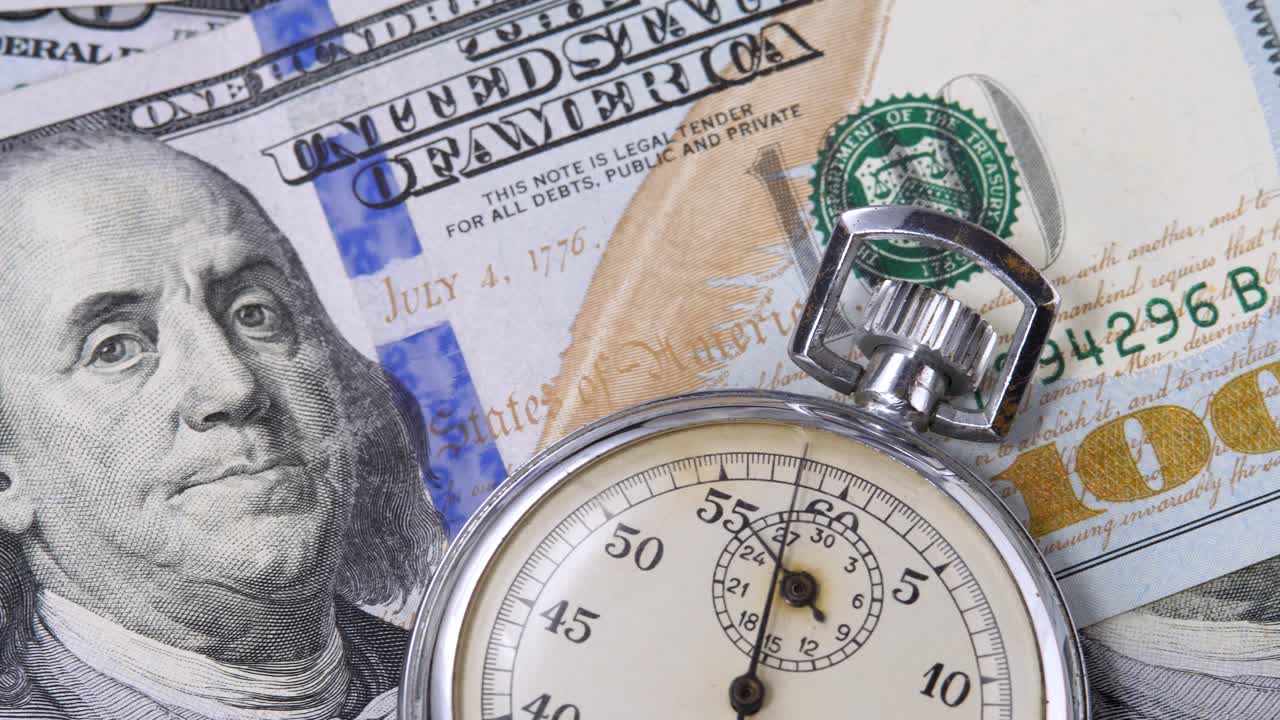 Banconota da 100 dollari USA con cronometro metallico