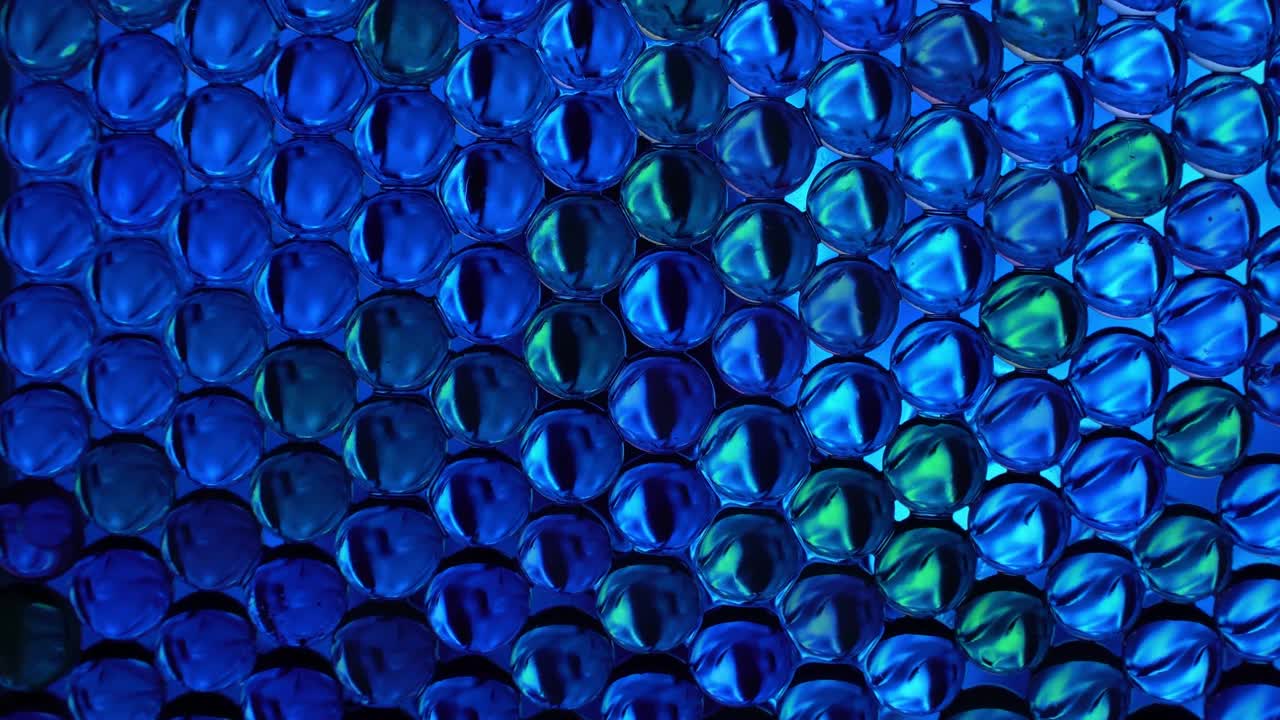 mini globos crisales teñidos que reflejan patrones de luz de colores; bucle