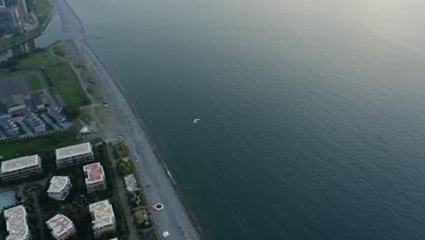 Hang-Gliding---Hang-Glider-Flying-Over-The-Beach-Near-Holiday-Accommodation-In-Chakvi,-Georgia