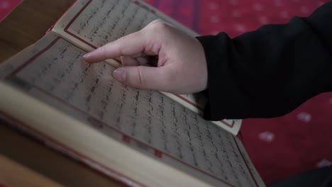 finger follow on quran word