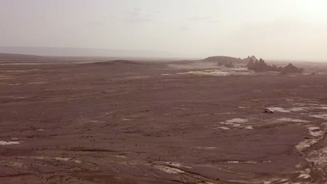 Buena-Antena-Sobre-Dos-Jeeps-4-Wd-Conduciendo-Por-Un-Paisaje-Salvaje-Y-Accidentado-En-Djibouti-O-Somalia