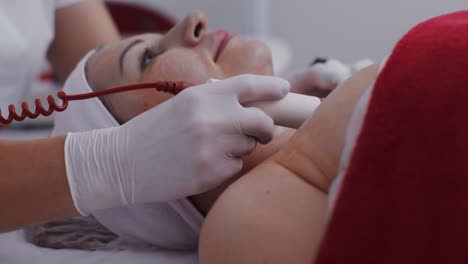 mujer que se somete a un tratamiento facial