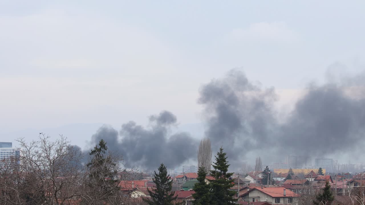 темный дым над крышами. софия, болгария
