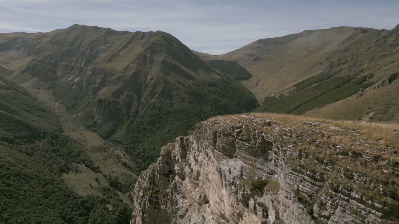 un metraje de avión no tripulado sobre las montañas sibillini