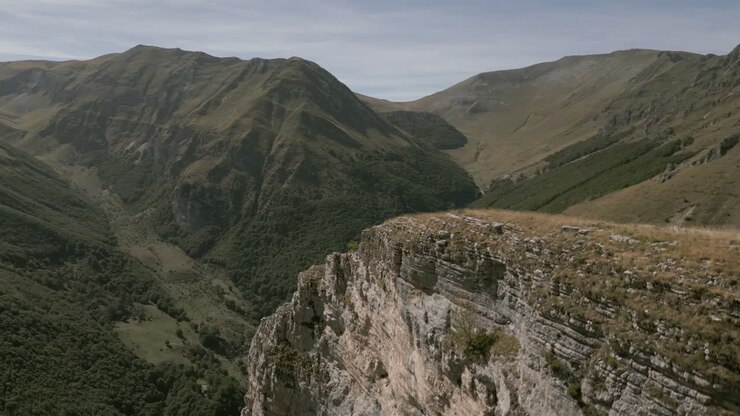 Imagens de drone sobre as montanhas Sibillini.