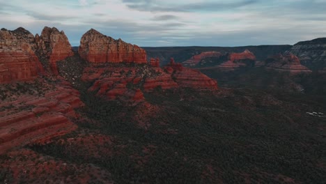 Buttes-De-Roca-Roja-En-Sedona,-Arizona-Al-Atardecer---Disparo-De-Drones