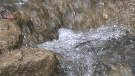 cerca de una pequeña cascada en el arroyo matilija de la bifurcación norte sobre ojai california