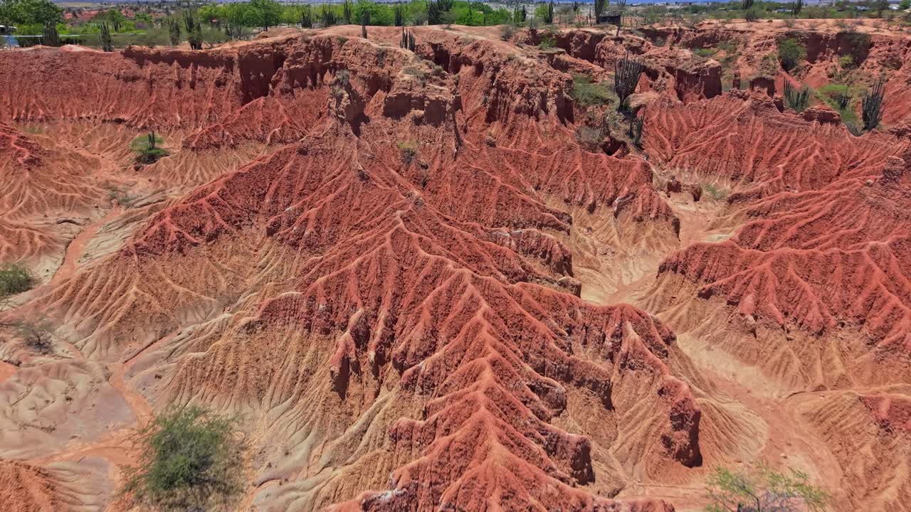 Drone che avanza lungo creste rosse erose nel Deserto di Tatacoa, Colombia