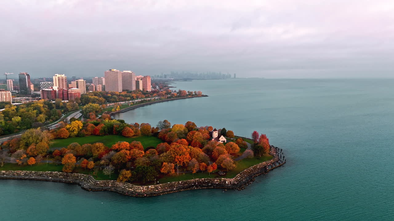 시카고의 가을 해가 뜨는 지점 쪽으로 기울는 드론  ⁇