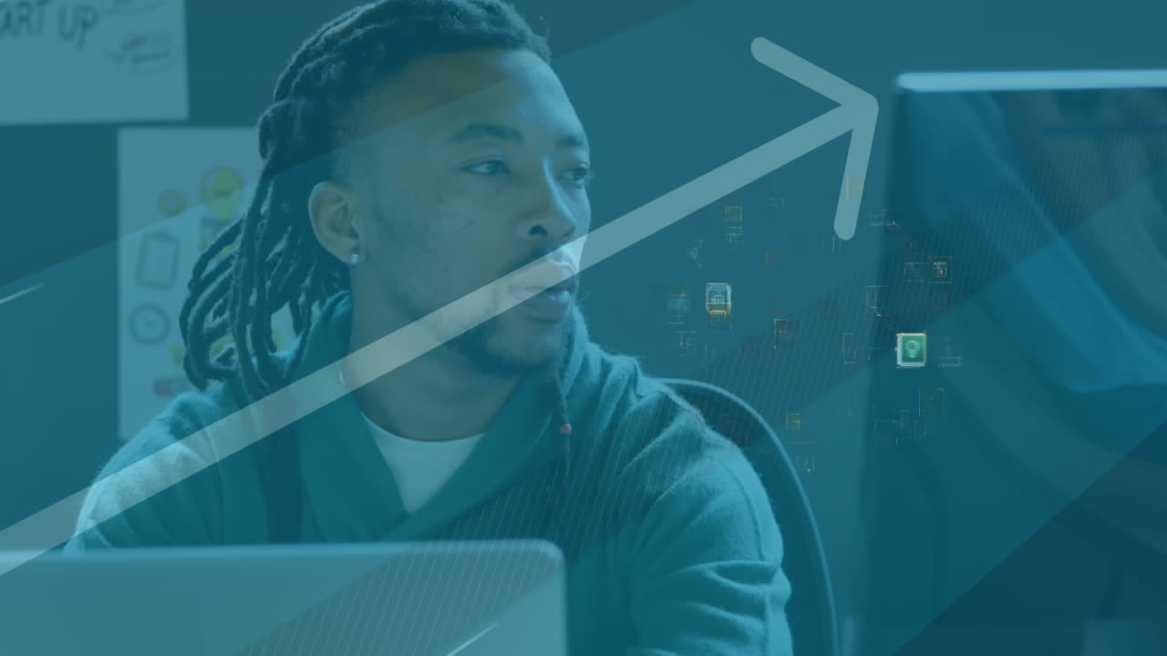 animación de la red de conexiones e iconos de medios sobre el hombre de negocios en el escritorio utilizando la computadora