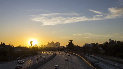 Lapso-De-Tiempo-De-La-Puesta-De-Sol-Sobre-La-Autopista-10-Mirando-El-Horizonte-Del-Centro-De-Los-ángeles