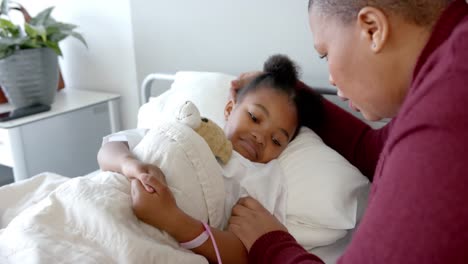 Montage-Einer-Afroamerikanischen-Mutter-Und-Tochter,-Die-Zeit-Im-Krankenhaus-Verbringen,-Zeitlupe