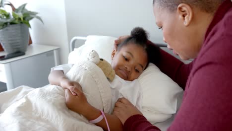 montaje de madre e hija afroamericanas pasando tiempo en el hospital, cámara lenta