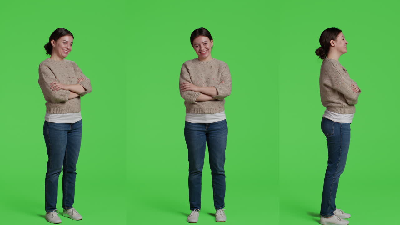 초록색 스크린 앞에서 포즈를 취하는 여자