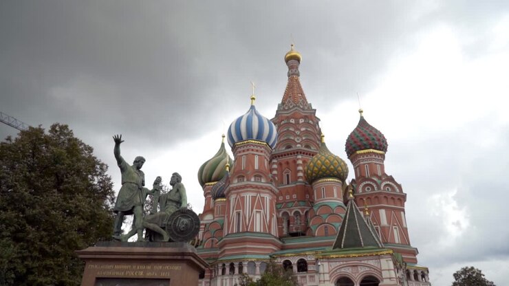 Cathédrale Saint-Basile et monument sur la Place Rouge, Moscou
