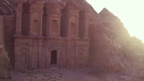 buena antena de un hombre de pie y mirando el edificio del monasterio en petra jordan 1
