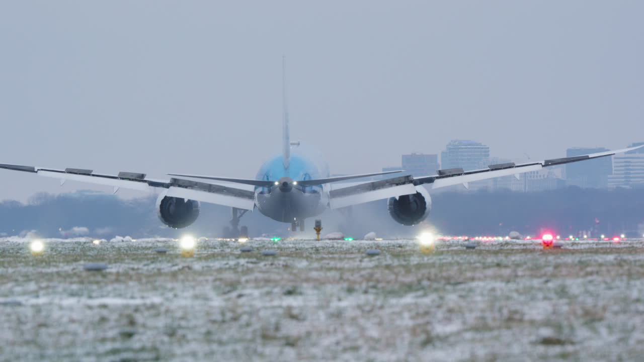 Atterraggio di un grande aereo passeggeri su una pista innevata.