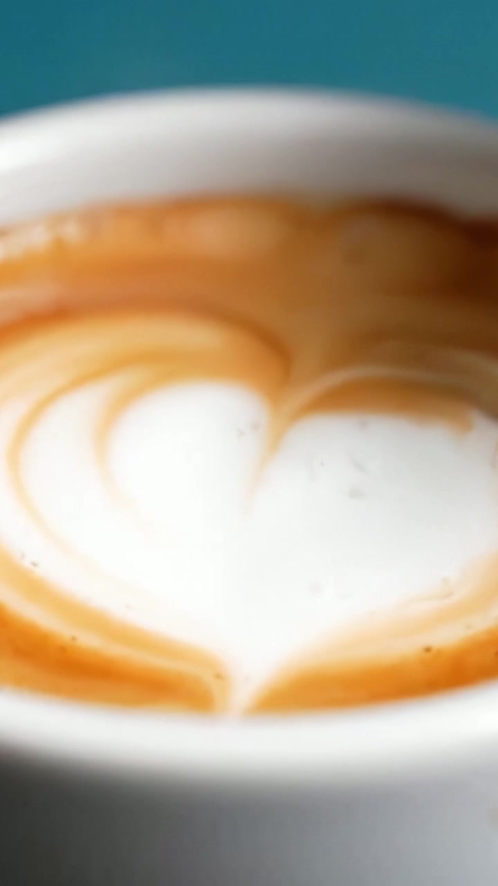 Un viaggio dal semplice espresso a una splendida latte art: trasformazione accattivante in un'esperienza di caffè catturata in due fotogrammi di un video