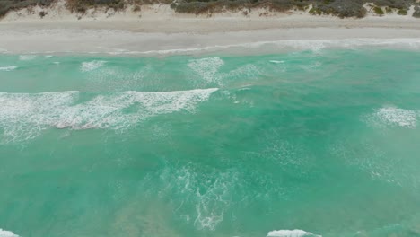 Kippaufnahme-Des-Tarcoola-Strandes-In-Geraldton-An-Einem-Bewölkten-Tag,-Luftaufnahme