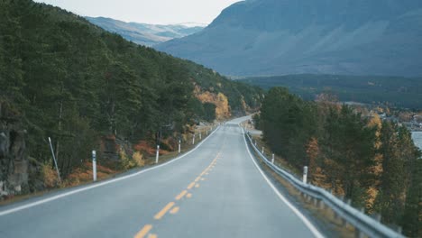 フィヨルドに沿って曲がりくねった狭い 2 車線の道路-2