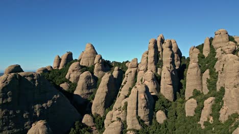 몬세라트 산과 높은 점 모양의 봉우리의 클로즈업 보기