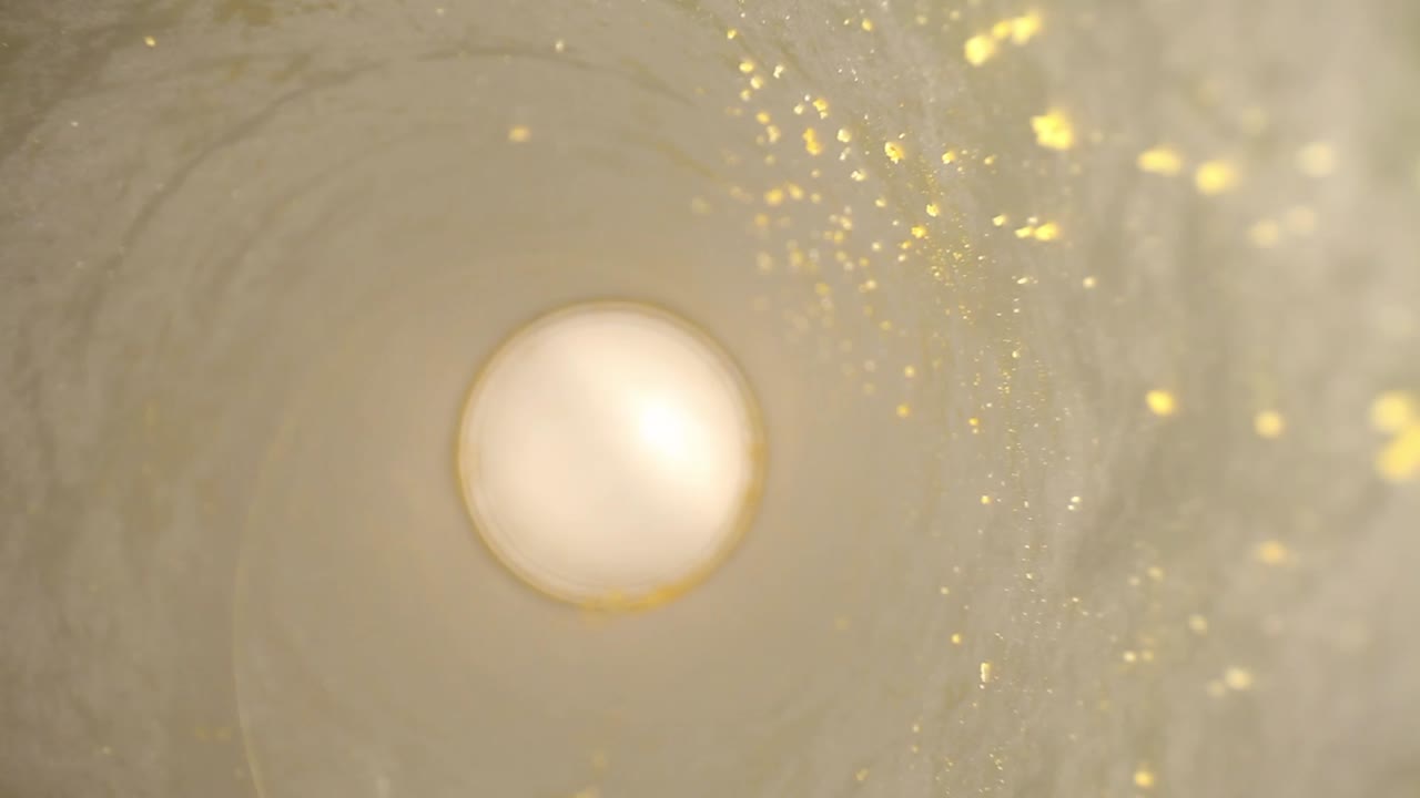 외부에서 시작하여 빈 칩 캔에 밀어 넣기 - 부스러기가 보이도록 내부 벽을 따라 바닥을 향해 작업