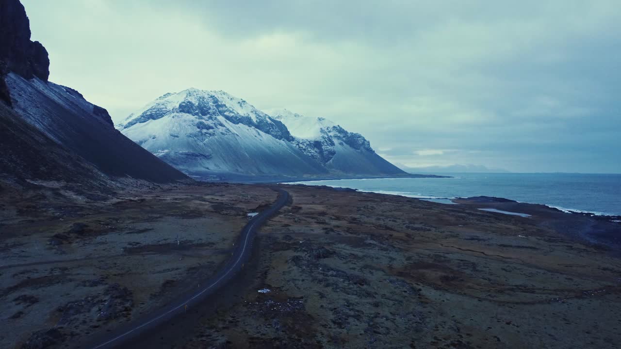 carretera y montañas en la orilla del mar