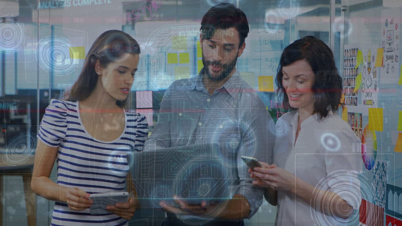 animación de un candado digital sobre compañeras de trabajo caucásicas y masculinas