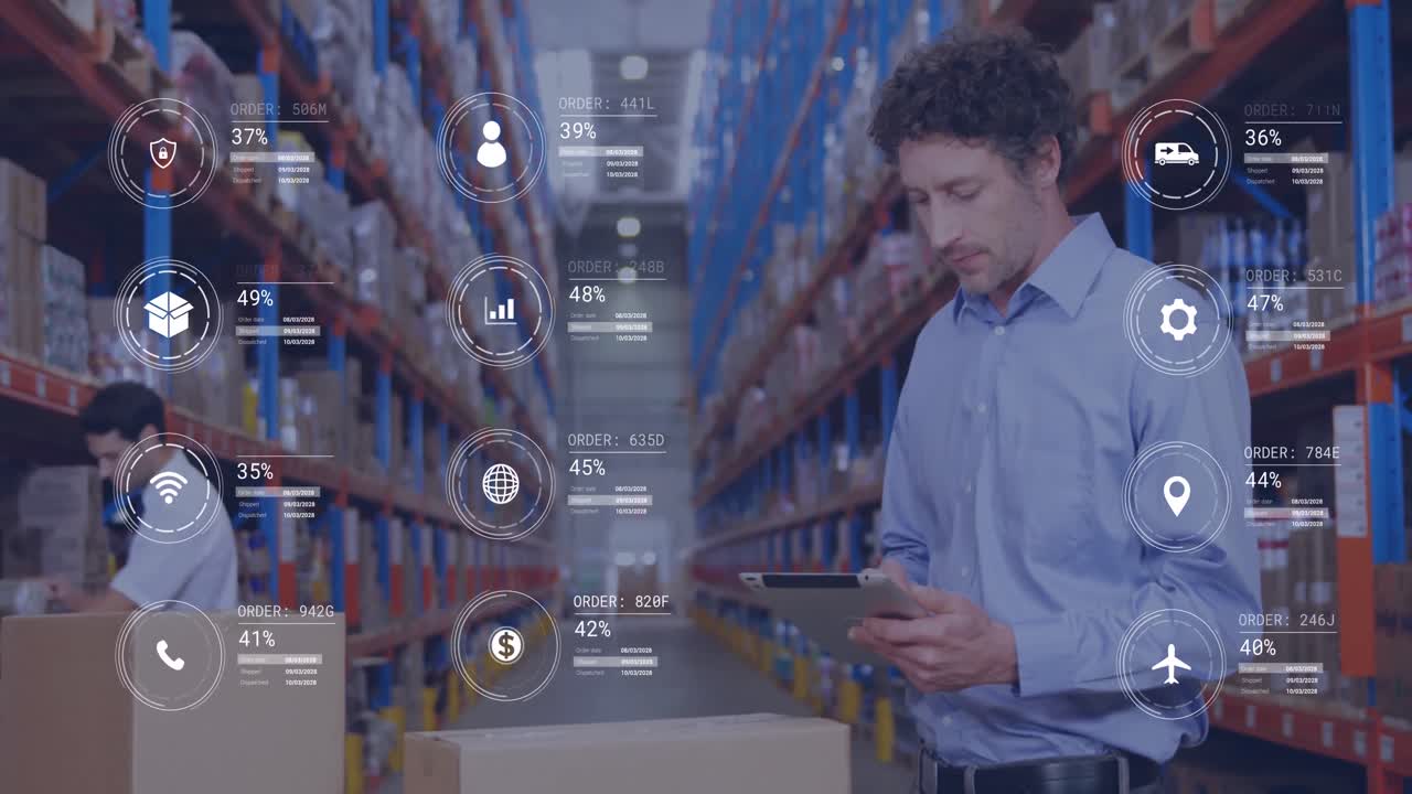 animación de iconos con procesamiento de datos sobre trabajador masculino caucásico usando tableta en el almacén