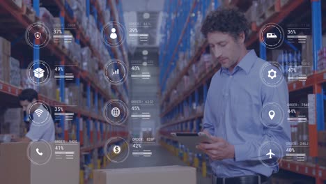Animación-De-Iconos-Con-Procesamiento-De-Datos-Sobre-Un-Trabajador-Caucásico-Usando-Una-Tableta-En-Un-Almacén