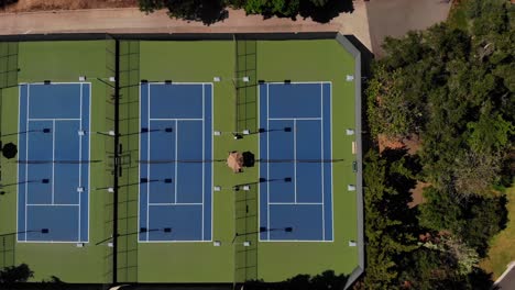 4k top down shot of a vibrant, empty tennis court in los angeles