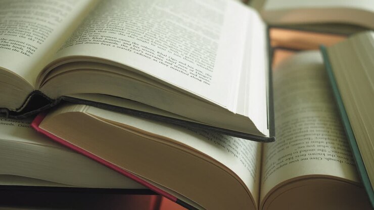Pila di libri aperti con ripresa su slider da sinistra a destra