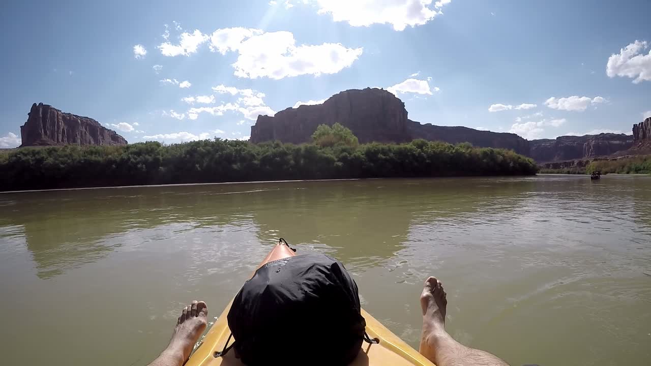 vista en primera persona en kayak flotando en el río en utah