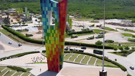 A-48-M-De-Altura,-Es-Difícil-Pasar-Por-Alto-El-Monumento-La-Ventana-Al-Mundo-En-Barranquilla,-Colombia.