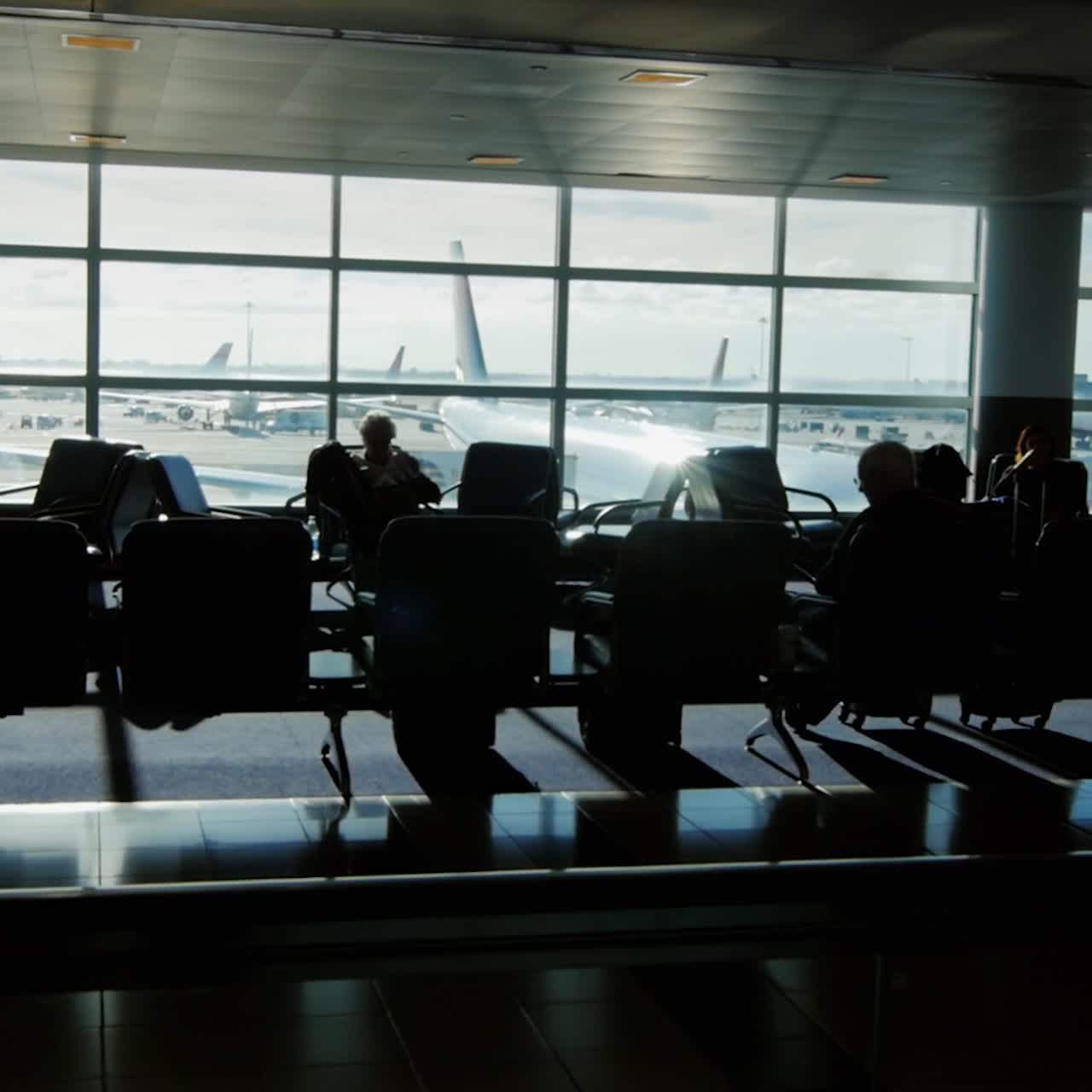siluetas de pasajeros en el salón del aeropuerto 1