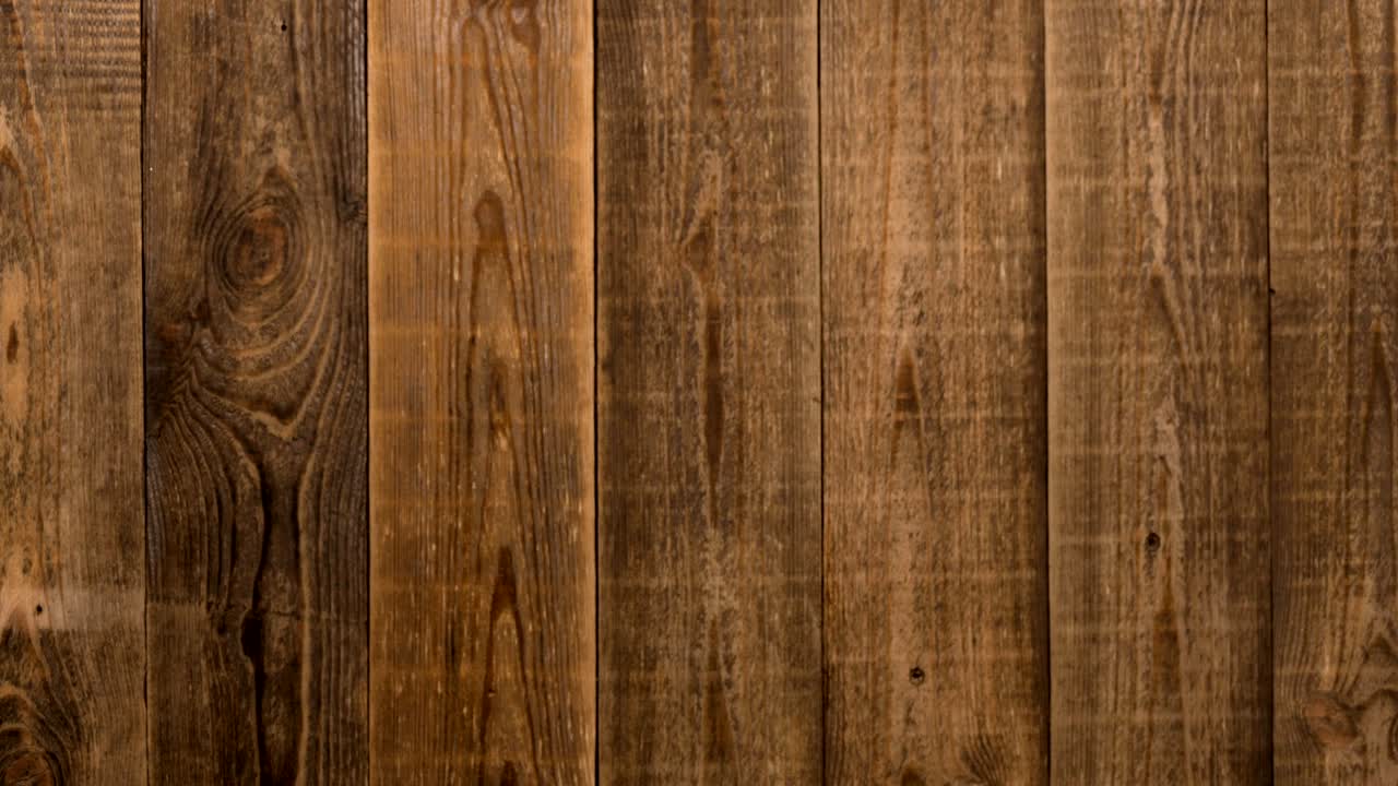 animación de una herramienta de mano en una mesa de madera, logotipo intro stop motion