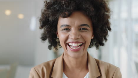 Retrato-De-Una-Mujer-De-Negocios-Feliz-Con-Afro-Riéndose-Disfrutando-De-Una-Carrera-Exitosa-Y-Orgullosa-Empresaria-En-El-Lugar-De-Trabajo-De-Oficina-Testimonio-De-Imágenes-De-4k