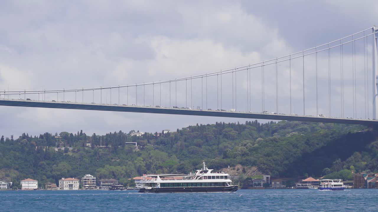 Boğaz ve şehir manzarası