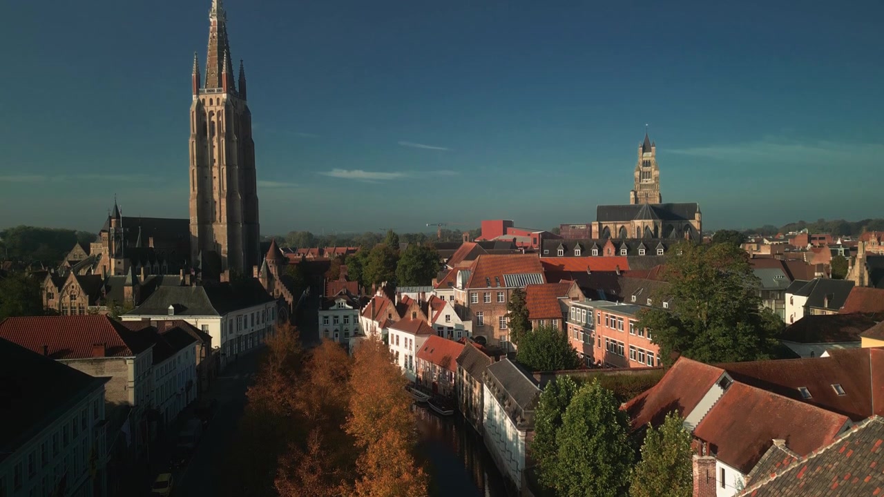 Vista Aerea del Paesaggio Urbano Storico di Bruges con Guglie di Chiese e Canale